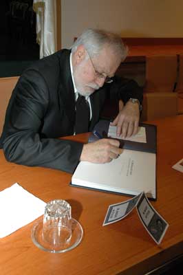 M. Abdo Ayoub pendant la signature de son ouvrage