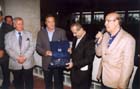 Le Général Souhail Khoury, remet au père recteur l'emblème du Comité Olympique Libanais